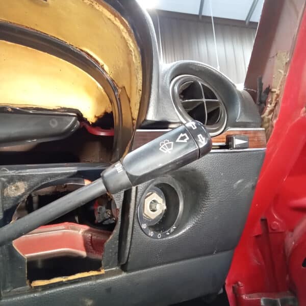 20.03.2025 1978 mercedes 350 sl dash strip down (26)