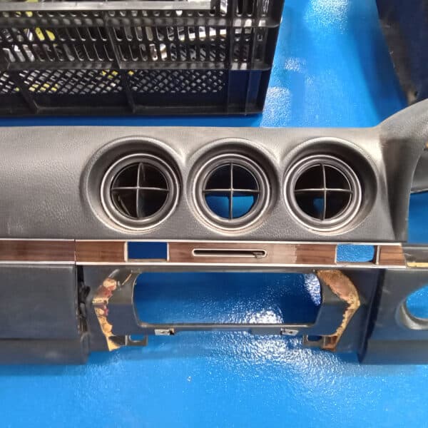 20.03.2025 1978 mercedes 350 sl dash strip down (40)
