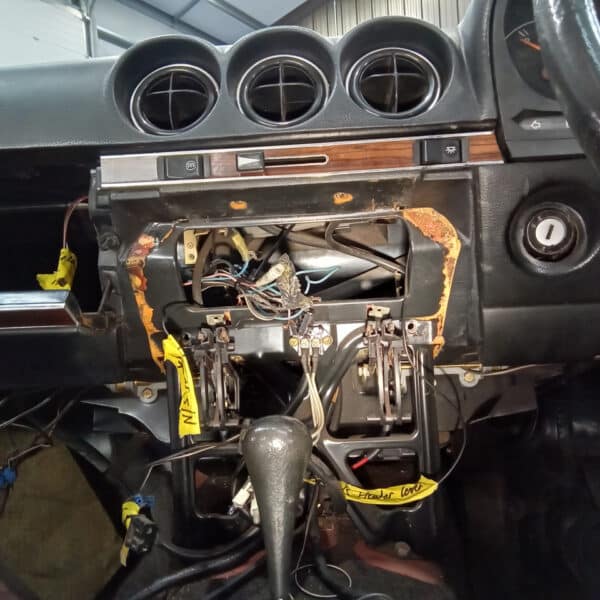 20.03.2025 1978 mercedes 350 sl dash strip down (7)