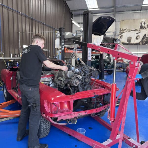 20.03.2025 1978 mercedes 350sl engine removal 11