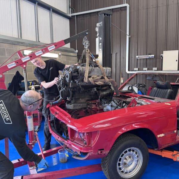 20.03.2025 1978 mercedes 350sl engine removal 14