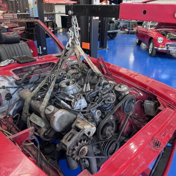 20.03.2025 1978 mercedes 350sl engine removal 2