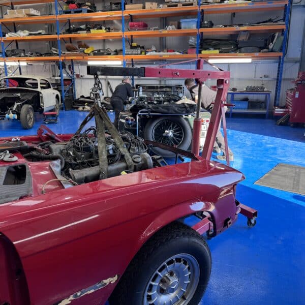 20.03.2025 1978 mercedes 350sl engine removal 3