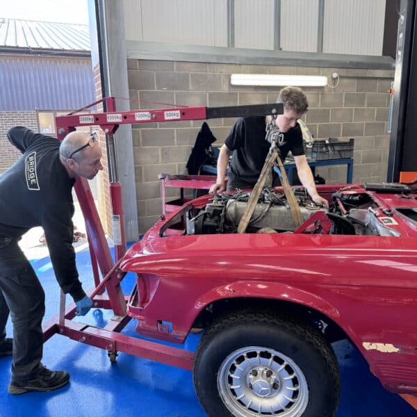 20.03.2025 1978 mercedes 350sl engine removal 5