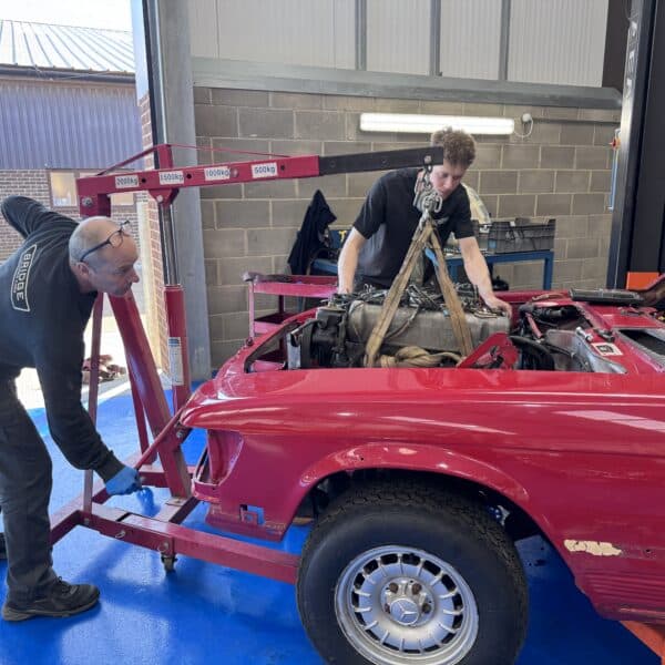 20.03.2025 1978 mercedes 350sl engine removal 6