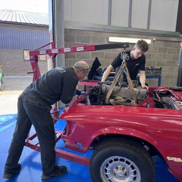 20.03.2025 1978 mercedes 350sl engine removal 7