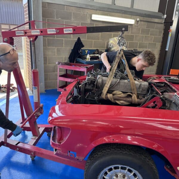 20.03.2025 1978 mercedes 350sl engine removal 8