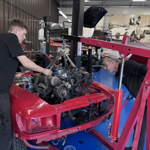20.03.2025 1978 mercedes 350sl engine removal 9