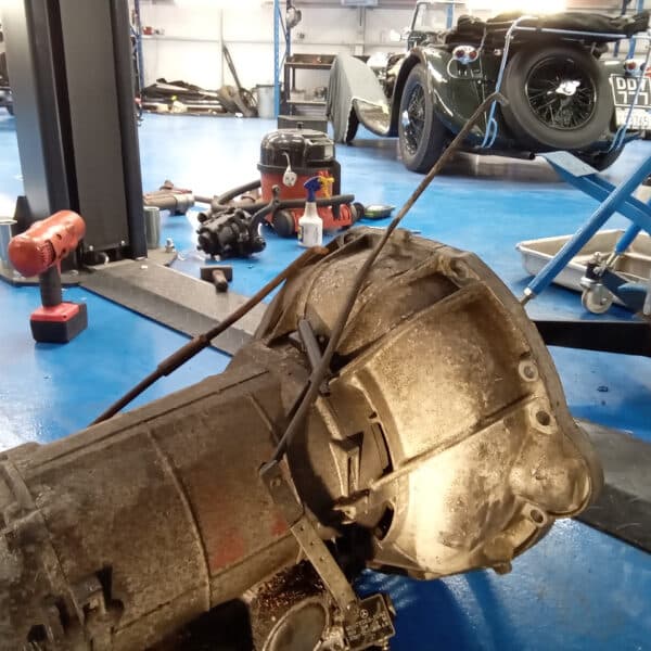 20.03.2025 1978 mercedes 350sl red engine and gearbox removal (12)