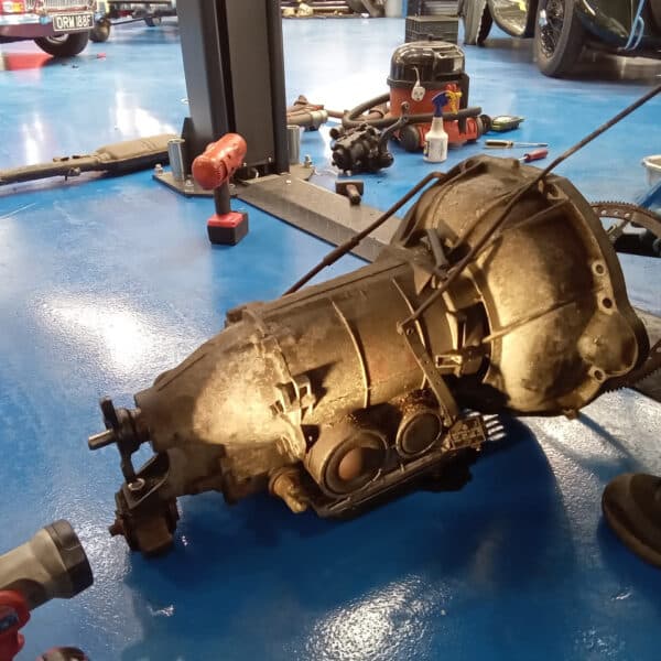 20.03.2025 1978 mercedes 350sl red engine and gearbox removal (17)