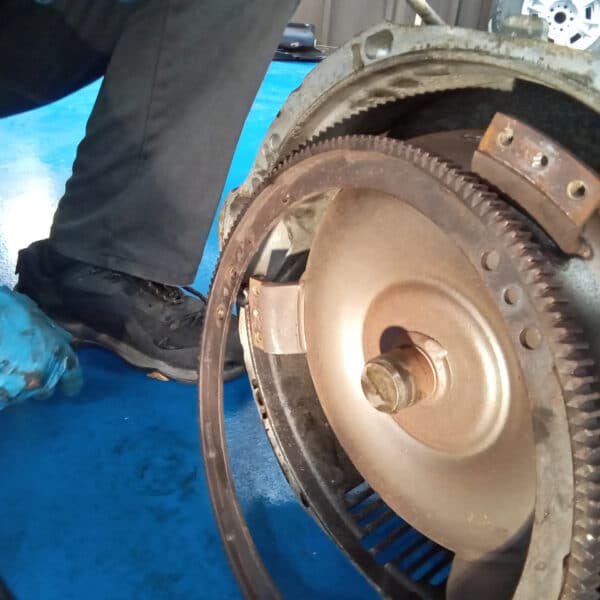 20.03.2025 1978 mercedes 350sl red engine and gearbox removal (19)