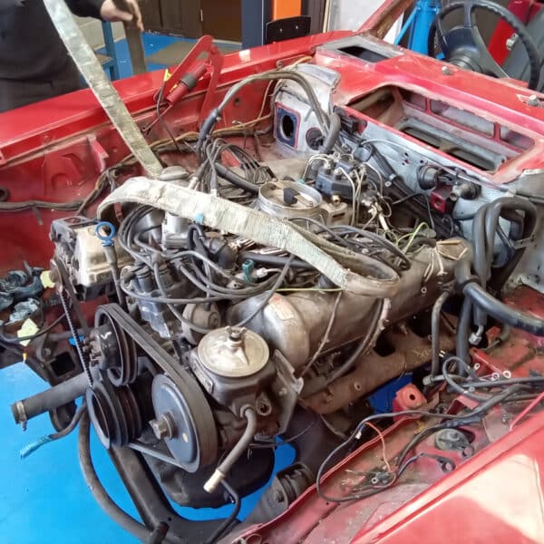 20.03.2025 1978 mercedes 350sl red engine and gearbox removal (22)