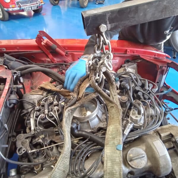20.03.2025 1978 mercedes 350sl red engine and gearbox removal (23)