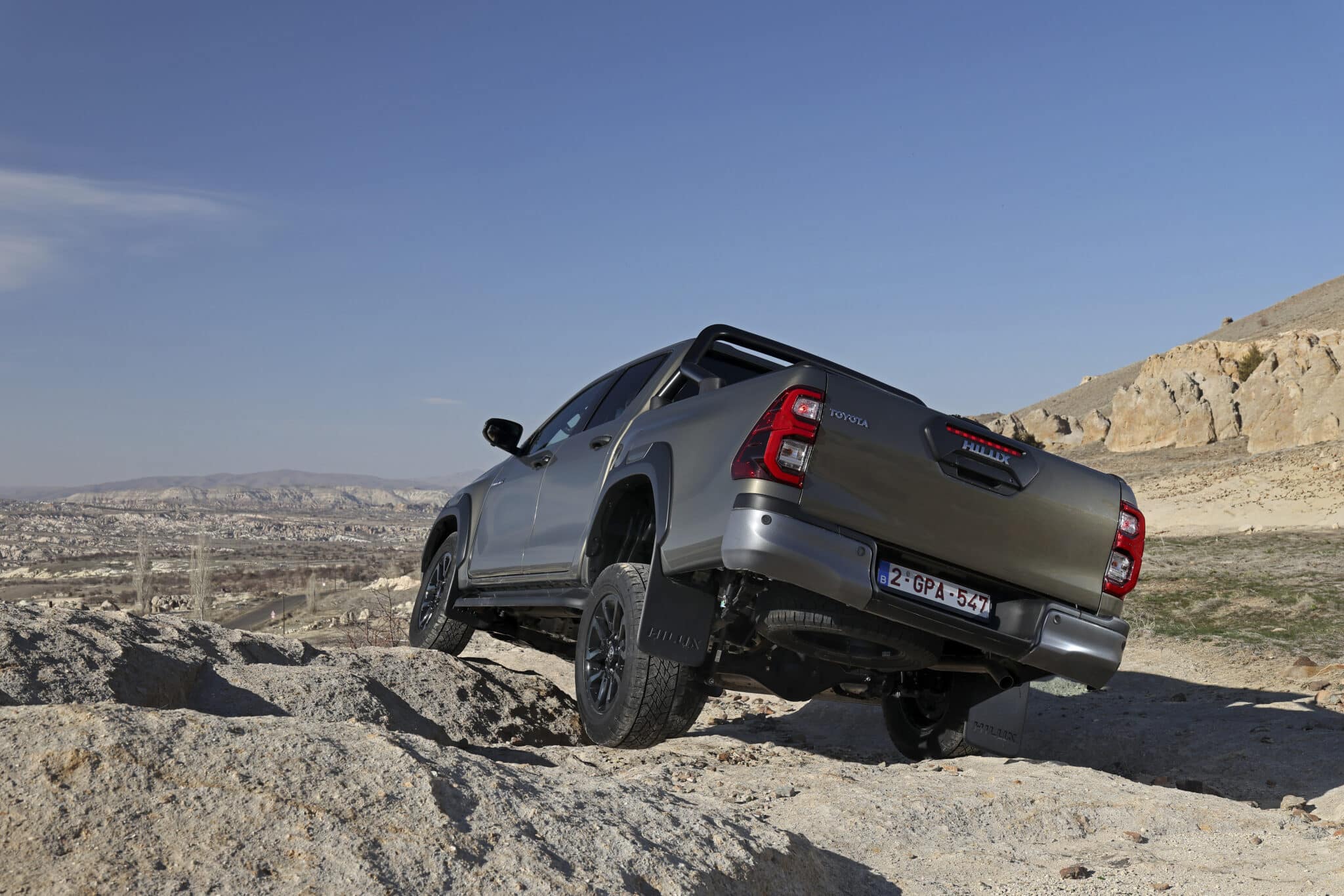 2025 hilux hybrid 48v oxide bronze dynamic 036