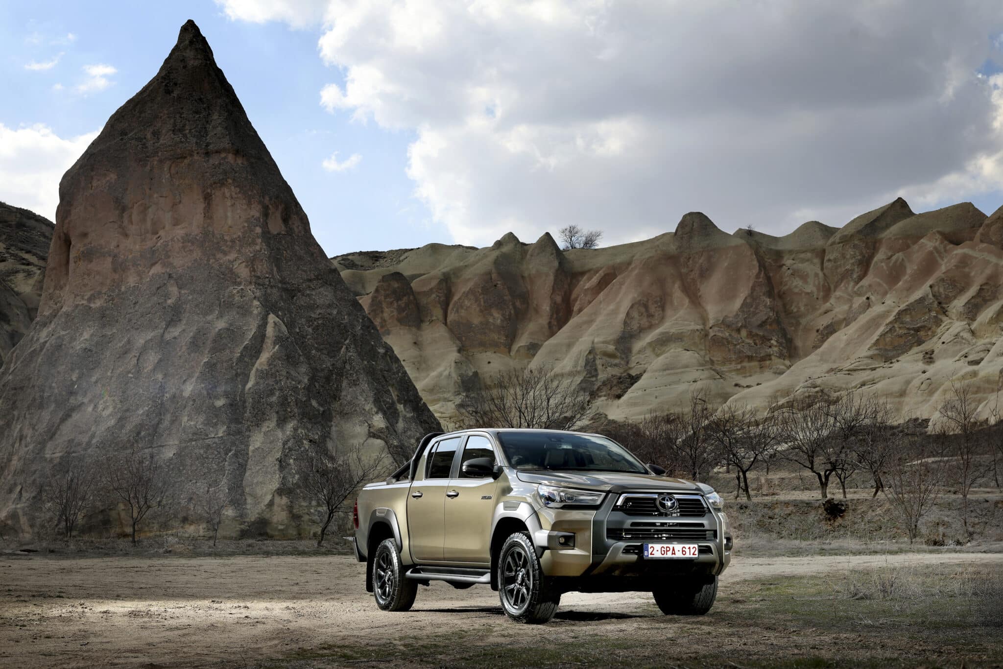 2025 hilux hybrid 48v oxide bronze static 001
