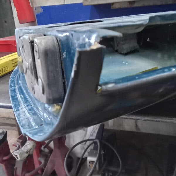 25.03.2025 1968 mg c roadster aligning headlight red (11)
