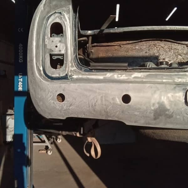 25.03.2025 1969 aston martin db6 volante blue tailgate repairs (11)