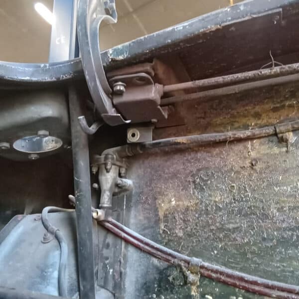 25.03.2025 1969 aston martin db6 volante blue tailgate repairs (2)