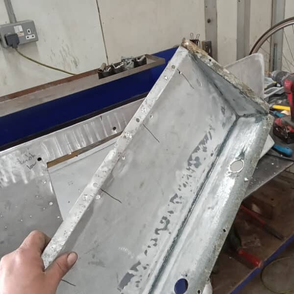 25.03.2025 1969 aston martin db6 volante blue tailgate repairs (21)