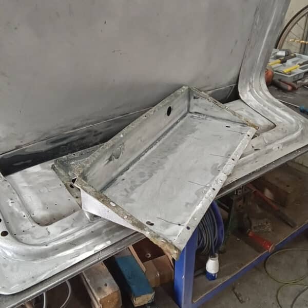 25.03.2025 1969 aston martin db6 volante blue tailgate repairs (22)