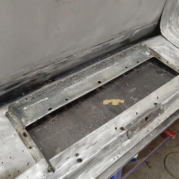 25.03.2025 1969 aston martin db6 volante blue tailgate repairs (23)
