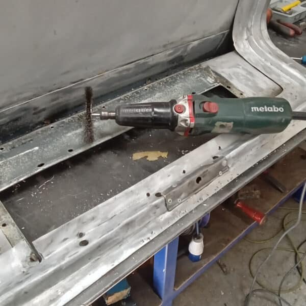 25.03.2025 1969 aston martin db6 volante blue tailgate repairs (24)