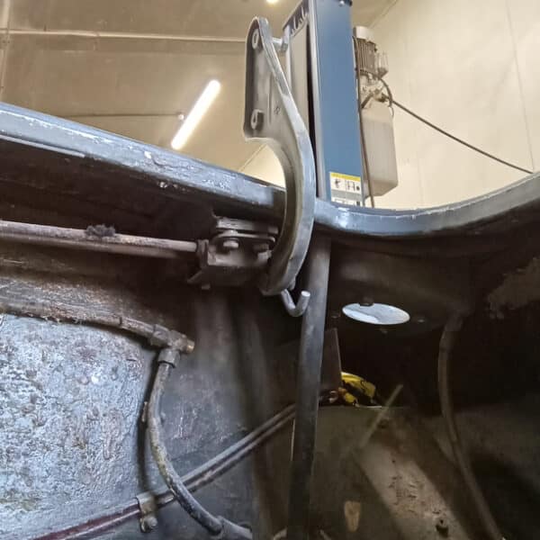 25.03.2025 1969 aston martin db6 volante blue tailgate repairs (3)