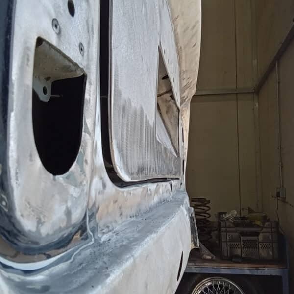 25.03.2025 1969 aston martin db6 volante blue tailgate repairs (7)