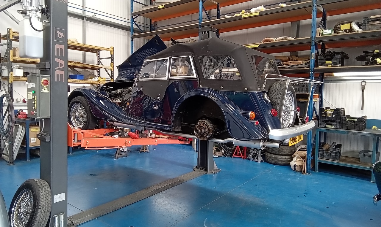 25.03.2025 1987 morgan 44 blue rear brake adjustment (1)