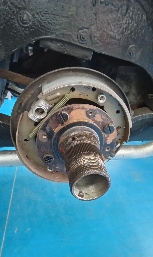 25.03.2025 1987 morgan 44 blue rear brake adjustment (2)