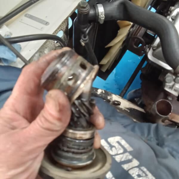27.03.2025 1974 triumph stag white water pump (2)