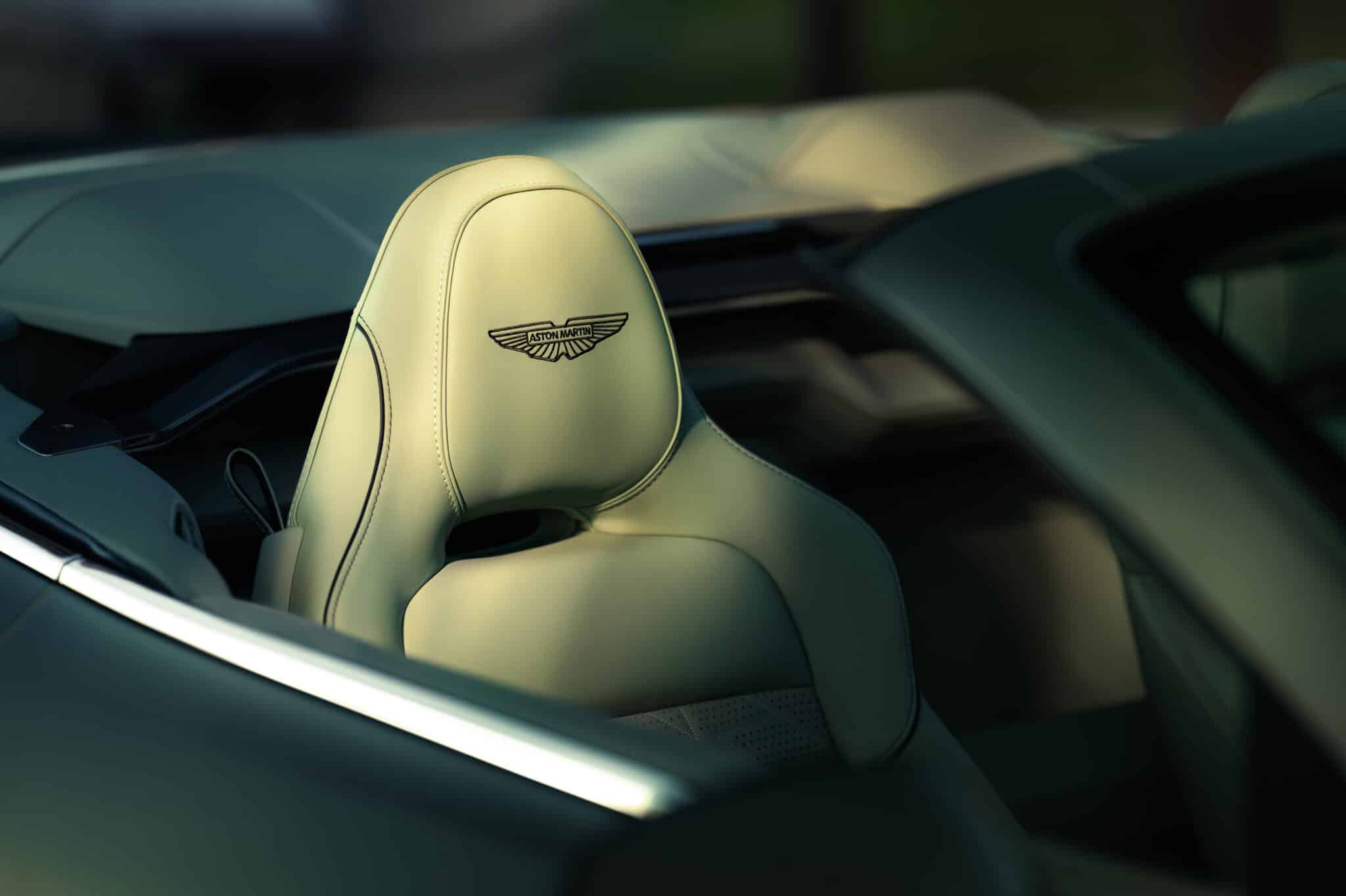 aston martin vanquish volante 14
