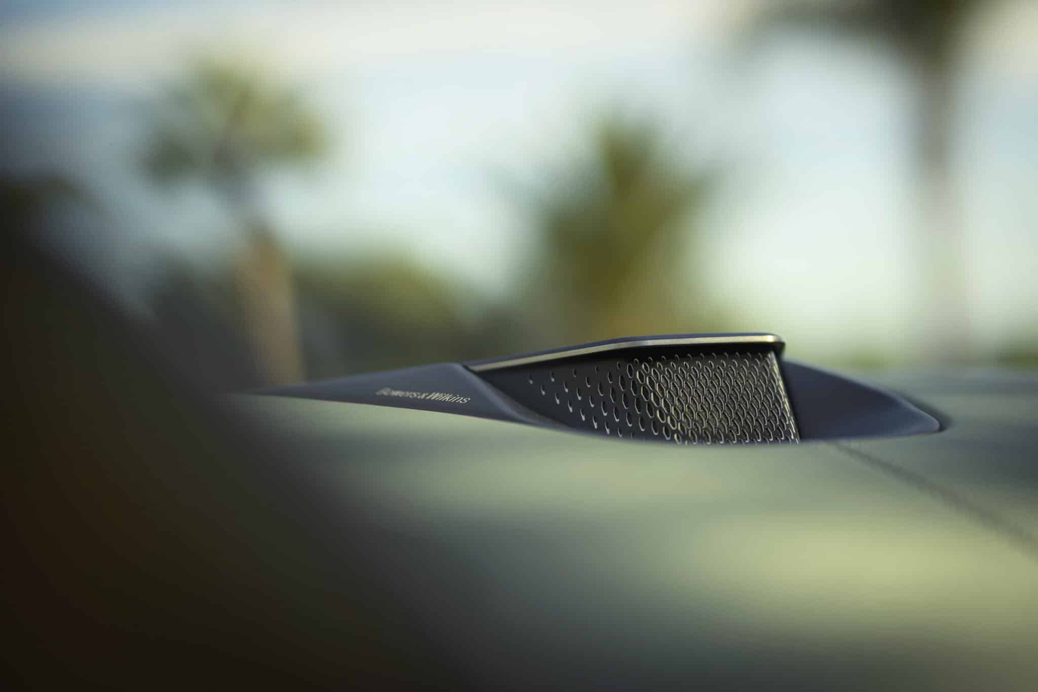 aston martin vanquish volante 22