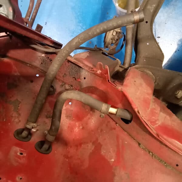 01.04.2025 1978 mercedes 350sl red removing brakes (1)