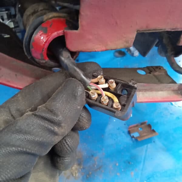 01.04.2025 1978 mercedes 350sl red removing brakes (11)