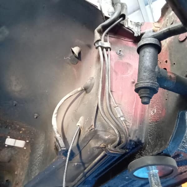 01.04.2025 1978 mercedes 350sl red removing brakes (13)