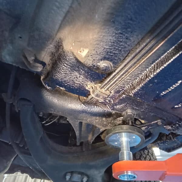 01.04.2025 1978 mercedes 350sl red removing brakes (15)