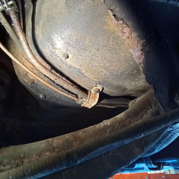 01.04.2025 1978 mercedes 350sl red removing brakes (17)