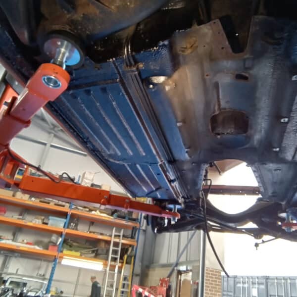 01.04.2025 1978 mercedes 350sl red removing brakes (18)
