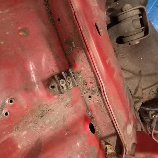 01.04.2025 1978 mercedes 350sl red removing brakes (2)