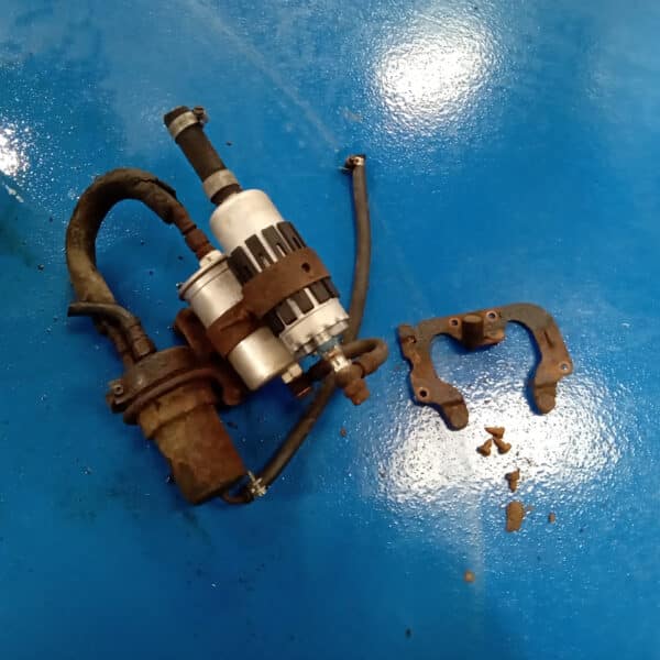 01.04.2025 1978 mercedes 350sl red removing brakes (21)