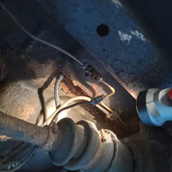01.04.2025 1978 mercedes 350sl red removing brakes (22)