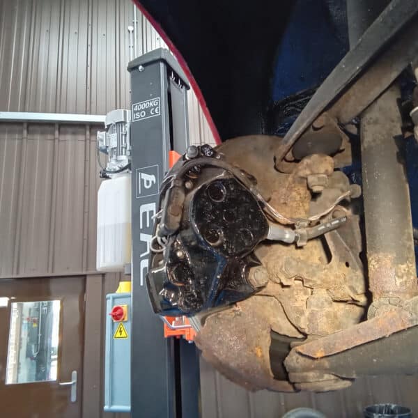 01.04.2025 1978 mercedes 350sl red removing brakes (29)