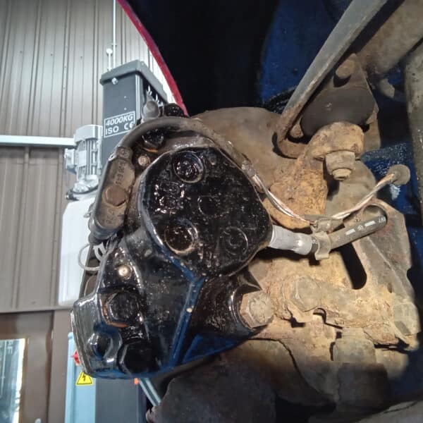 01.04.2025 1978 mercedes 350sl red removing brakes (30)