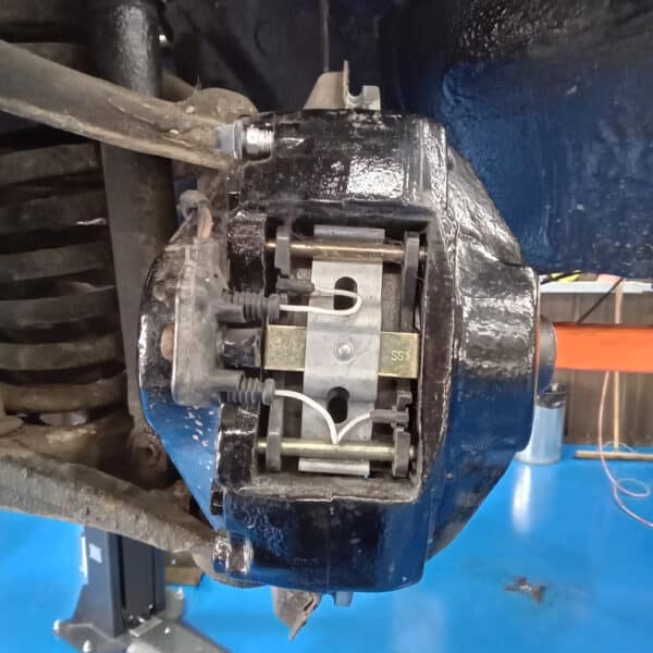 01.04.2025 1978 mercedes 350sl red removing brakes (35)
