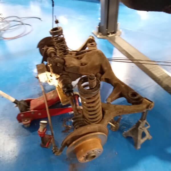 01.04.2025 1978 mercedes 350sl red removing brakes (44)