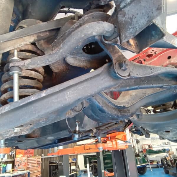 01.04.2025 1978 mercedes 350sl red removing brakes (49)