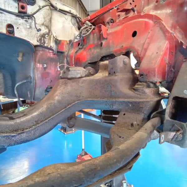 01.04.2025 1978 mercedes 350sl red removing brakes (50)