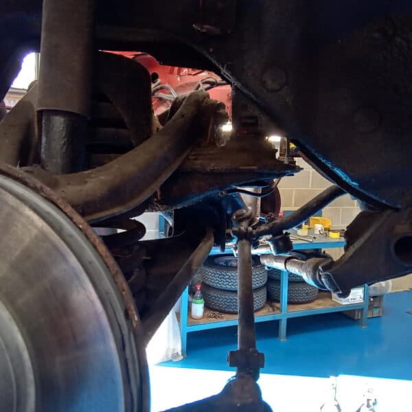 01.04.2025 1978 mercedes 350sl red removing brakes (53)