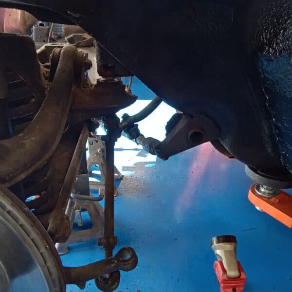01.04.2025 1978 mercedes 350sl red removing brakes (55)